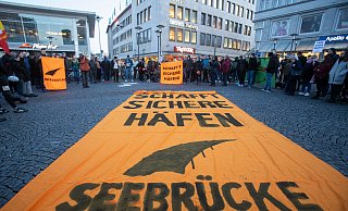 In Bielefeld setzten sich Anfang März Demonstranten für die Schaffung "sicherer Häfen" ein. - Oliver Krato,Oliver Krato In Bielefeld setzten sich Anfang März Demonstranten für die Schaffung "sicherer Häfen" ein. - Oliver Krato,Oliver Krato