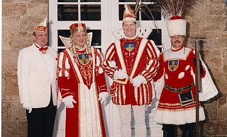 Das erste Bad Driburger Dreigestirn im Jahr 2002. - KG Rot-Weiße Garde Das erste Bad Driburger Dreigestirn im Jahr 2002. - KG Rot-Weiße Garde