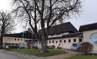 Das Sport- und Gemeindezentrum in Derental ist mit seiner multifunktionalen Nutzung in den Bereichen Jugend, Sport und Kultur der soziale Mittelpunkt des Sollingortes. Nun soll es umfassend saniert werden. Das Hallenbad wird jedoch nicht reaktiviert. - Torsten Wegener Das Sport- und Gemeindezentrum in Derental ist mit seiner multifunktionalen Nutzung in den Bereichen Jugend, Sport und Kultur der soziale Mittelpunkt des Sollingortes. Nun soll es umfassend saniert werden. Das Hallenbad wird jedoch nicht reaktiviert. - Torsten Wegener