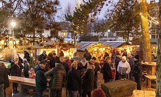 Ein besonderes Flair hat der Espelkamper Lichterglanz rund um den Stadtbrunnen auf dem Grünanger mitten in der City. - Oliver Krato Ein besonderes Flair hat der Espelkamper Lichterglanz rund um den Stadtbrunnen auf dem Grünanger mitten in der City. - Oliver Krato