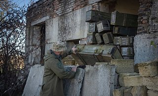 Ein Pionier der ukrainischen Armee untersucht von den russischen Truppen zurückgelassene Munition. - Efrem Lukatsky/AP/dpa Ein Pionier der ukrainischen Armee untersucht von den russischen Truppen zurückgelassene Munition. - Efrem Lukatsky/AP/dpa