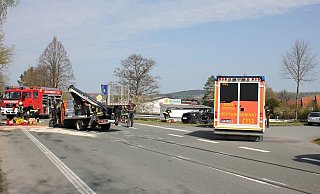 Bei dem Unfall an der Kreuzung nach Borlinghausen wurde eine 41-Jährige schwer verletzt und musste von der Feuerwehr geborgen werden. - Feuerwehr Willebadessen Bei dem Unfall an der Kreuzung nach Borlinghausen wurde eine 41-Jährige schwer verletzt und musste von der Feuerwehr geborgen werden. - Feuerwehr Willebadessen
