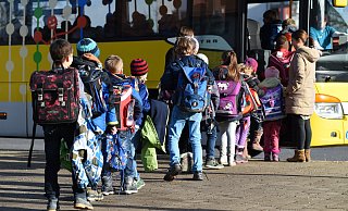 Nicht immer geht es an und in Schulbussen so geordnet zu wie hier. Die Fahrer hätten es schwer, berichtet ein Ex-Busfahrer. Er war in einen ähnlichen Unfall verwickelt wie eine Kollegin Ende Oktober in Lohfeld. Foto: Felix Kästle/dpa - (c) Copyright 2016, dpa (www.dpa.de). Alle Rechte vorbehalten Nicht immer geht es an und in Schulbussen so geordnet zu wie hier. Die Fahrer hätten es schwer, berichtet ein Ex-Busfahrer. Er war in einen ähnlichen Unfall verwickelt wie eine Kollegin Ende Oktober in Lohfeld. Foto: Felix Kästle/dpa - (c) Copyright 2016, dpa (www.dpa.de). Alle Rechte vorbehalten