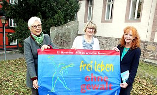 Zeichen setzen: Zonta-Präsidentin Ana Maria Castro de Linzner (l.) mit der Höxteraner Gleichstellungsbeauftragten Claudia Pelz-Weskamp und Zonta-Arbeitsgruppenleiterin Karin Sielemann. - Burkhard Battran Zeichen setzen: Zonta-Präsidentin Ana Maria Castro de Linzner (l.) mit der Höxteraner Gleichstellungsbeauftragten Claudia Pelz-Weskamp und Zonta-Arbeitsgruppenleiterin Karin Sielemann. - Burkhard Battran