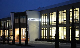 Gerry-Weber-Standort in Halle: In unserer interaktiven Grafik weiter unten auf dieser Seite stellen wir sechs der weltweit rund 7000 Mitarbeiter und ihre Aufgaben innerhalb des Konzerns vor. - Nicole Donath Gerry-Weber-Standort in Halle: In unserer interaktiven Grafik weiter unten auf dieser Seite stellen wir sechs der weltweit rund 7000 Mitarbeiter und ihre Aufgaben innerhalb des Konzerns vor. - Nicole Donath