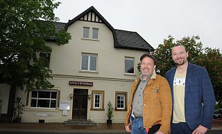 Wietes Wirtshaus im Kreis Gütersloh hat einen neuen Pächter: Frank Goretzki (l.) hat die Kultkneipe von Lars Wiete übernommen und steckt mitten in den Planungen für den Neustart. - Anja Hanneforth Wietes Wirtshaus im Kreis Gütersloh hat einen neuen Pächter: Frank Goretzki (l.) hat die Kultkneipe von Lars Wiete übernommen und steckt mitten in den Planungen für den Neustart. - Anja Hanneforth