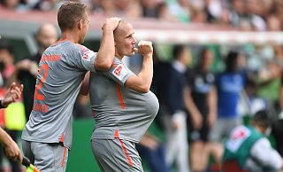 SCP-Stürmer Sven Michel (r., mit Uwe Hünemeier) hat sich nach seinem 3:0-Treffer in Bremen den Ball unters Trikot gesteckt und nuckelt am Daumen. - picture alliance/dpa SCP-Stürmer Sven Michel (r., mit Uwe Hünemeier) hat sich nach seinem 3:0-Treffer in Bremen den Ball unters Trikot gesteckt und nuckelt am Daumen. - picture alliance/dpa