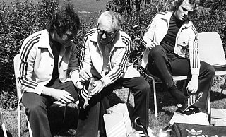 Adi Dassler (Mitte) galt lange Zeit als Pionier der Sportschuh-Welt. Das von ihm gegründete Unternehmen Adidas wird 75 Jahre alt. (Archivbild) - Werner Baum/dpa Adi Dassler (Mitte) galt lange Zeit als Pionier der Sportschuh-Welt. Das von ihm gegründete Unternehmen Adidas wird 75 Jahre alt. (Archivbild) - Werner Baum/dpa