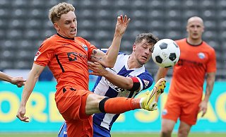 SCP-Akteur Luca Herrmann (l.), hier im Duell gegen Hertha-Spieler Diego Demme, kommt im Paderborner Trikot erst auf einen Liga-Startelfeinsatz. - IMAGO/Contrast SCP-Akteur Luca Herrmann (l.), hier im Duell gegen Hertha-Spieler Diego Demme, kommt im Paderborner Trikot erst auf einen Liga-Startelfeinsatz. - IMAGO/Contrast
