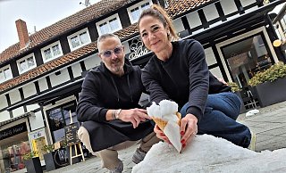 Garantiert laktosefrei: Roberto und Letizia Pacini vom "Roma" bedienen sich an einem Schneehaufenrest vor ihrer Eisdiele und packen die kalte Masse in eine Waffel. Zugegeben: Sie machen das nur fürs Foto. - Meiko Haselhorst Garantiert laktosefrei: Roberto und Letizia Pacini vom "Roma" bedienen sich an einem Schneehaufenrest vor ihrer Eisdiele und packen die kalte Masse in eine Waffel. Zugegeben: Sie machen das nur fürs Foto. - Meiko Haselhorst