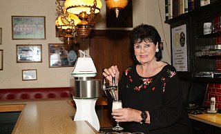 Christa Schmitz ist zwar am 4. Dezember 80 Jahre alt geworden, will als Wirtin aber dennoch weitermachen. - Regina Brucksch Christa Schmitz ist zwar am 4. Dezember 80 Jahre alt geworden, will als Wirtin aber dennoch weitermachen. - Regina Brucksch