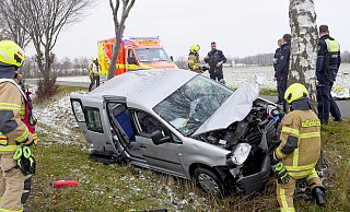 Ohne erkennbaren Grund kam dieser Kleintransporter auf der Straße Alter Schanze nach links von der Fahrbahn ab und prallte gegen einen Straßenbaum. - Ralph Meyer Ohne erkennbaren Grund kam dieser Kleintransporter auf der Straße Alter Schanze nach links von der Fahrbahn ab und prallte gegen einen Straßenbaum. - Ralph Meyer