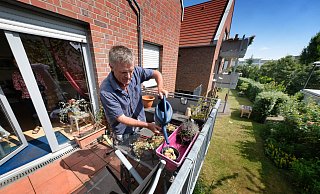 Jede der 19 Wohnungen des Wohnprojekts SoVital hat entweder einen Balkon oder eine Terrasse. Während Urlauben oder Krankenhausaufenthalten kümmert sich Mitbewohner und Vereinsmitglied der ersten Stunde, Achim Strothmann, gerne um die Blumen und Pflanzen. . - Andreas Frücht Jede der 19 Wohnungen des Wohnprojekts SoVital hat entweder einen Balkon oder eine Terrasse. Während Urlauben oder Krankenhausaufenthalten kümmert sich Mitbewohner und Vereinsmitglied der ersten Stunde, Achim Strothmann, gerne um die Blumen und Pflanzen. . - Andreas Frücht