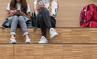Handys, Smartwatches und Kopfhörer wurde an der Hiddenhauser Schule verboten. Ein Rückschritt, findet unsere Autorin. - Symbolbild/Sebastian Kahnert/DPA Handys, Smartwatches und Kopfhörer wurde an der Hiddenhauser Schule verboten. Ein Rückschritt, findet unsere Autorin. - Symbolbild/Sebastian Kahnert/DPA