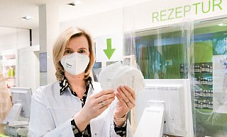 Die Filialleiterin der Apotheke Berliner Straße, Julia Heidemann, empfiehlt FFP2-Masken für den Alltag. - Ralf Bittner Die Filialleiterin der Apotheke Berliner Straße, Julia Heidemann, empfiehlt FFP2-Masken für den Alltag. - Ralf Bittner