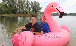 Der "Flamongo" ist das Maskottchen der Strandklänge, die Nils Grewe (l.) und Jürgen Jäger-Stein veranstalten. - Amina Vieth Der "Flamongo" ist das Maskottchen der Strandklänge, die Nils Grewe (l.) und Jürgen Jäger-Stein veranstalten. - Amina Vieth