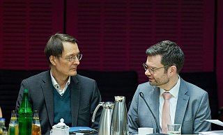 Gesundheitsminister Karl Lauterbach (l) und Justizminister Marco Buschmann bei der Sitzung des Vermittlungsausschuss von Bundestag und Bundesrat. - Joerg Carstensen/dpa Gesundheitsminister Karl Lauterbach (l) und Justizminister Marco Buschmann bei der Sitzung des Vermittlungsausschuss von Bundestag und Bundesrat. - Joerg Carstensen/dpa