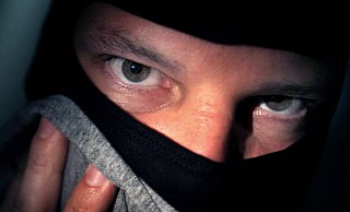 Die Polizei sucht mit Fahndungsfotos zwei Juwelier-Räuber. Die Bilder gibt es im Text. - Symbolfoto: Sarah Jonek Die Polizei sucht mit Fahndungsfotos zwei Juwelier-Räuber. Die Bilder gibt es im Text. - Symbolfoto: Sarah Jonek