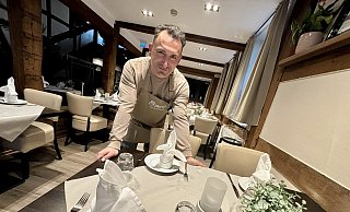 Gastronom Sergio Rollo öffnet in Delbrück die "Osteria in der Gocken Deele" gemeinsam mit seiner Schwägerin Janet Cicek. - Jens Reddeker Gastronom Sergio Rollo öffnet in Delbrück die "Osteria in der Gocken Deele" gemeinsam mit seiner Schwägerin Janet Cicek. - Jens Reddeker