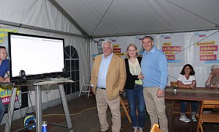 Bei der FDP frohlocken Hermann Graf von der Schulenburg (l.), Ulrich Meier zu Evenhausen und seine Verlobte Adriane Siek wegen der Ergebnisse. - Birgit Guhlke Bei der FDP frohlocken Hermann Graf von der Schulenburg (l.), Ulrich Meier zu Evenhausen und seine Verlobte Adriane Siek wegen der Ergebnisse. - Birgit Guhlke