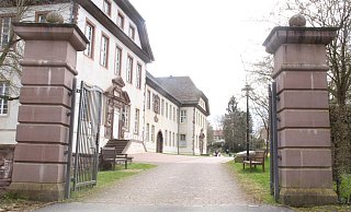 Das Nordtor des Klosters in Brenkhausen mit dem Vorplatz. - Burkhard Battran Das Nordtor des Klosters in Brenkhausen mit dem Vorplatz. - Burkhard Battran