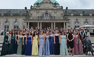 Diese Schülerinnen und Schüler der Europaschule haben das Abitur in der Tasche. - Ulf Hanke Diese Schülerinnen und Schüler der Europaschule haben das Abitur in der Tasche. - Ulf Hanke
