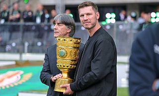 Die Pokalbotschafter Joachim Löw (VfB Stuttgart, l.) und Fabian Klos bringen die Trophäe ins Olympiastadion. - Teresa Kroeger/RHR-FOTO Die Pokalbotschafter Joachim Löw (VfB Stuttgart, l.) und Fabian Klos bringen die Trophäe ins Olympiastadion. - Teresa Kroeger/RHR-FOTO