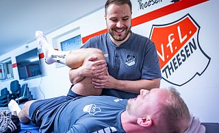 Physiotherapeut Niklas Pieknik behandelt hier Theesens Tom Fuhrmann. Links auf der Bank Spezialschuhe, die Pieknik nach einem Unfall benötigt. - Sarah Jonek Physiotherapeut Niklas Pieknik behandelt hier Theesens Tom Fuhrmann. Links auf der Bank Spezialschuhe, die Pieknik nach einem Unfall benötigt. - Sarah Jonek