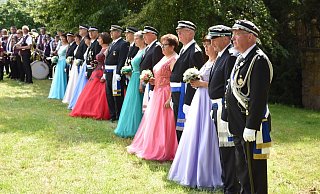 Schützenfest in Rimbeck: Königpaar und Hofstaat nehmen die Parade ab. - Privat Schützenfest in Rimbeck: Königpaar und Hofstaat nehmen die Parade ab. - Privat