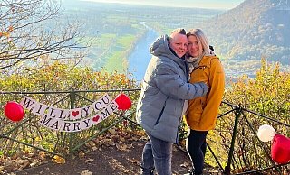 Auf der Porta-Kanzel hat Sabine Symalla ihrer Freundin Swantje einen Heiratsantrag gemacht. Eine Schnitzeljagd hatte dem Paar den Weg gewiesen. - privat Auf der Porta-Kanzel hat Sabine Symalla ihrer Freundin Swantje einen Heiratsantrag gemacht. Eine Schnitzeljagd hatte dem Paar den Weg gewiesen. - privat