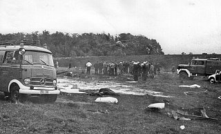 Die Absturzstelle in Sudhagen in den Mittagsstunden des 26. September 1975. Das Helikopterwrack ist von einem Löschschaum-Teppich bedeckt. - Dieter Butkus Die Absturzstelle in Sudhagen in den Mittagsstunden des 26. September 1975. Das Helikopterwrack ist von einem Löschschaum-Teppich bedeckt. - Dieter Butkus