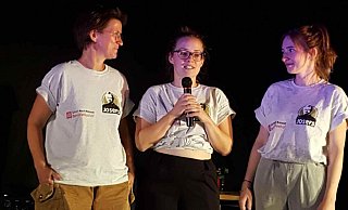 Bei der Eröffnung: Susi, Vera und Lisa Grey (v. l.) erinnern an den im vergangenen Jahr kurz vor Libori verstorbenen Stani. - Ursula Meyer Bei der Eröffnung: Susi, Vera und Lisa Grey (v. l.) erinnern an den im vergangenen Jahr kurz vor Libori verstorbenen Stani. - Ursula Meyer