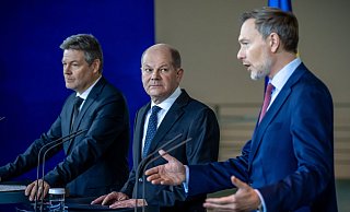 Bundeskanzler Olaf Scholz (M), Finanzminister Christian Lindner (r) und Vizekanzler Robert Habeck heben hervor, dass es im Bundeshaushalt 2024 bei den geplanten Steuerentlastungen bleibe. - Michael Kappeler/dpa Bundeskanzler Olaf Scholz (M), Finanzminister Christian Lindner (r) und Vizekanzler Robert Habeck heben hervor, dass es im Bundeshaushalt 2024 bei den geplanten Steuerentlastungen bleibe. - Michael Kappeler/dpa