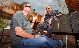 Journalisten unterm Dach: Bernd Kegel, ehemaliger Chef vom Dienst des Bielefelder Stadtblatts, und Stefan Brams, Leiter der NW-Kulturredaktion, beim Mittagsgespräch. Der Dreck, der sich in den Gesichtern spiegelt, liegt auf dem Dach des Holzhauses. - Mike-Dennis Müller / www.mdm.photo Journalisten unterm Dach: Bernd Kegel, ehemaliger Chef vom Dienst des Bielefelder Stadtblatts, und Stefan Brams, Leiter der NW-Kulturredaktion, beim Mittagsgespräch. Der Dreck, der sich in den Gesichtern spiegelt, liegt auf dem Dach des Holzhauses. - Mike-Dennis Müller / www.mdm.photo