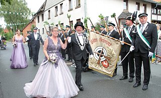Matthias und Marianne Stock lassen sich in Rolfzen feiern und schreiten königlich an der St.-Georg-Schützenbruderschaft vorbei. - Madita Schellenberg Matthias und Marianne Stock lassen sich in Rolfzen feiern und schreiten königlich an der St.-Georg-Schützenbruderschaft vorbei. - Madita Schellenberg