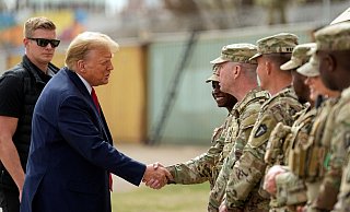 Donald Trump warf Biden bei seinem Besuch im Bundesstaat Texas Totalversagen bei der Migrationspolitik vor. - Eric Gay/AP Donald Trump warf Biden bei seinem Besuch im Bundesstaat Texas Totalversagen bei der Migrationspolitik vor. - Eric Gay/AP