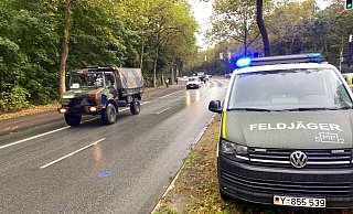 Eine Kolonne der Bundeswehr, begleitet von Feldjägern aus Augustdorf, ist am Dienstagnachmittag über die B61 in Gütersloh zum ehemaligen Militärflughafen gefahren. - Christian Bröder Eine Kolonne der Bundeswehr, begleitet von Feldjägern aus Augustdorf, ist am Dienstagnachmittag über die B61 in Gütersloh zum ehemaligen Militärflughafen gefahren. - Christian Bröder