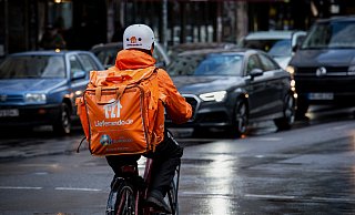 Bei Wind und Wetter sind die Fahrrad-Kuriere bei Lieferando unterwegs. - NGG Bei Wind und Wetter sind die Fahrrad-Kuriere bei Lieferando unterwegs. - NGG