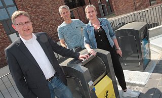Hövelhofs Kämmerer Andreas Schwarzenberg sowie Bauleiter Heiko Wurzler und Projektleiterin Annika Wendt von der Kreyer Holding präsentieren das neue Entsorgungssystem. - Uwe Müller Hövelhofs Kämmerer Andreas Schwarzenberg sowie Bauleiter Heiko Wurzler und Projektleiterin Annika Wendt von der Kreyer Holding präsentieren das neue Entsorgungssystem. - Uwe Müller