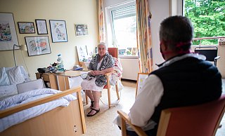 Bisher mussten Angehörige im Pflegeheim reichlich Abstand einhalten - demnächst müssen sie auch Schnelltests über sich ergehen lassen. - Verwendung weltweit Bisher mussten Angehörige im Pflegeheim reichlich Abstand einhalten - demnächst müssen sie auch Schnelltests über sich ergehen lassen. - Verwendung weltweit