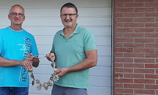 Zwei Männer – eine Kette: Marc Engemann und Gerd Vonde mit dem Corpus Delicti. - Privat Zwei Männer – eine Kette: Marc Engemann und Gerd Vonde mit dem Corpus Delicti. - Privat