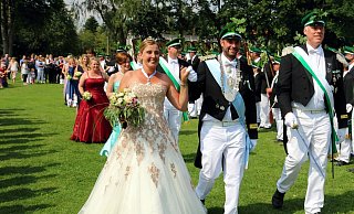 Marc Reidel und Stephanie Reidel-Keimer sind das Königspaar von 2019 bis 2021. Hier begleitet Oberst Matthias Kemper das Paar. - Schützen Salzkotten Marc Reidel und Stephanie Reidel-Keimer sind das Königspaar von 2019 bis 2021. Hier begleitet Oberst Matthias Kemper das Paar. - Schützen Salzkotten