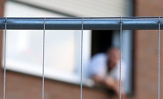 100.000 Euro kostete die Stadt die Absperrung der Helfgerdsiedlung, als dort im Sommer Tönnies-Werkvertragsarbeiter wochenlang unter Quarantäne gestellt wurden. Ihre Aufwendungen will die Stadt gegenüber der Firma Tönnies geltend machen und hofft darauf, eine Erstattung zu bekommen. Einklagen will die Stadt das Geld aber nicht. - Patrick Menzel 100.000 Euro kostete die Stadt die Absperrung der Helfgerdsiedlung, als dort im Sommer Tönnies-Werkvertragsarbeiter wochenlang unter Quarantäne gestellt wurden. Ihre Aufwendungen will die Stadt gegenüber der Firma Tönnies geltend machen und hofft darauf, eine Erstattung zu bekommen. Einklagen will die Stadt das Geld aber nicht. - Patrick Menzel