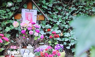 Die Gedenkstätte für Sandra an der Brücke direkt an der Bundesstraße 64 in Höxter. - Simone Flörke Die Gedenkstätte für Sandra an der Brücke direkt an der Bundesstraße 64 in Höxter. - Simone Flörke