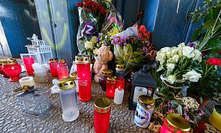 Dort, wo der 17-jährige Marc niedergestochen wurde, erinnern Kerzen und Blumen an den jungen Bielefelder. - Foto: Andreas Zobe/NW Dort, wo der 17-jährige Marc niedergestochen wurde, erinnern Kerzen und Blumen an den jungen Bielefelder. - Foto: Andreas Zobe/NW