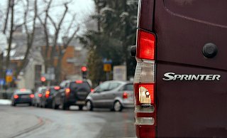 Die Polizei hofft nun auf Hinweise auf einen Mercedes Sprinter in grüner Farbe und eventuell mit gelben Rundumleuchten auf dem Dach. - Symbolfoto: Pixabay / Creative Commons Die Polizei hofft nun auf Hinweise auf einen Mercedes Sprinter in grüner Farbe und eventuell mit gelben Rundumleuchten auf dem Dach. - Symbolfoto: Pixabay / Creative Commons