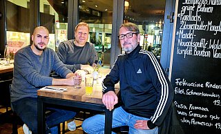 Jörg Teunissen, der neue Chef, setzt auf bewährte Mitarbeiter wie Onur Mete (l.) und Andreas Metze (r.). - Barbara Franke Jörg Teunissen, der neue Chef, setzt auf bewährte Mitarbeiter wie Onur Mete (l.) und Andreas Metze (r.). - Barbara Franke