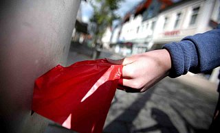 Um die Gehwege und Anlagen sauber zu halten, sollten die Hinterlassenschaften des Hundes nicht einfach vergessen werden. - Gerald Dunkel Um die Gehwege und Anlagen sauber zu halten, sollten die Hinterlassenschaften des Hundes nicht einfach vergessen werden. - Gerald Dunkel