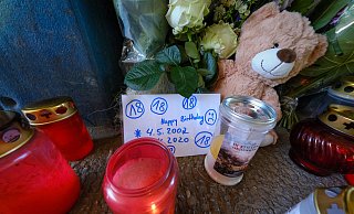 Trauer am Tatort: Freunde und Verwandte haben Kerzen und Blumen an der Haltestelle Schelpmilser Weg hinterlassen. Dort, wo der 17-jährige Marc von einem Räuber niedergestochen und tödlich verletzt wurde. Auf einem Zettel ist zu lesen, dass das Opfer am Montag 18 Jahre alt geworden wäre. - Foto: Andreas Zobe/NW Trauer am Tatort: Freunde und Verwandte haben Kerzen und Blumen an der Haltestelle Schelpmilser Weg hinterlassen. Dort, wo der 17-jährige Marc von einem Räuber niedergestochen und tödlich verletzt wurde. Auf einem Zettel ist zu lesen, dass das Opfer am Montag 18 Jahre alt geworden wäre. - Foto: Andreas Zobe/NW