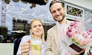 Mariia und Aljoscha Schlosser vor ihrem Café Other Coffee im Leinenmeisterhaus am Hauptbahnhof. - Stefan Becker Mariia und Aljoscha Schlosser vor ihrem Café Other Coffee im Leinenmeisterhaus am Hauptbahnhof. - Stefan Becker